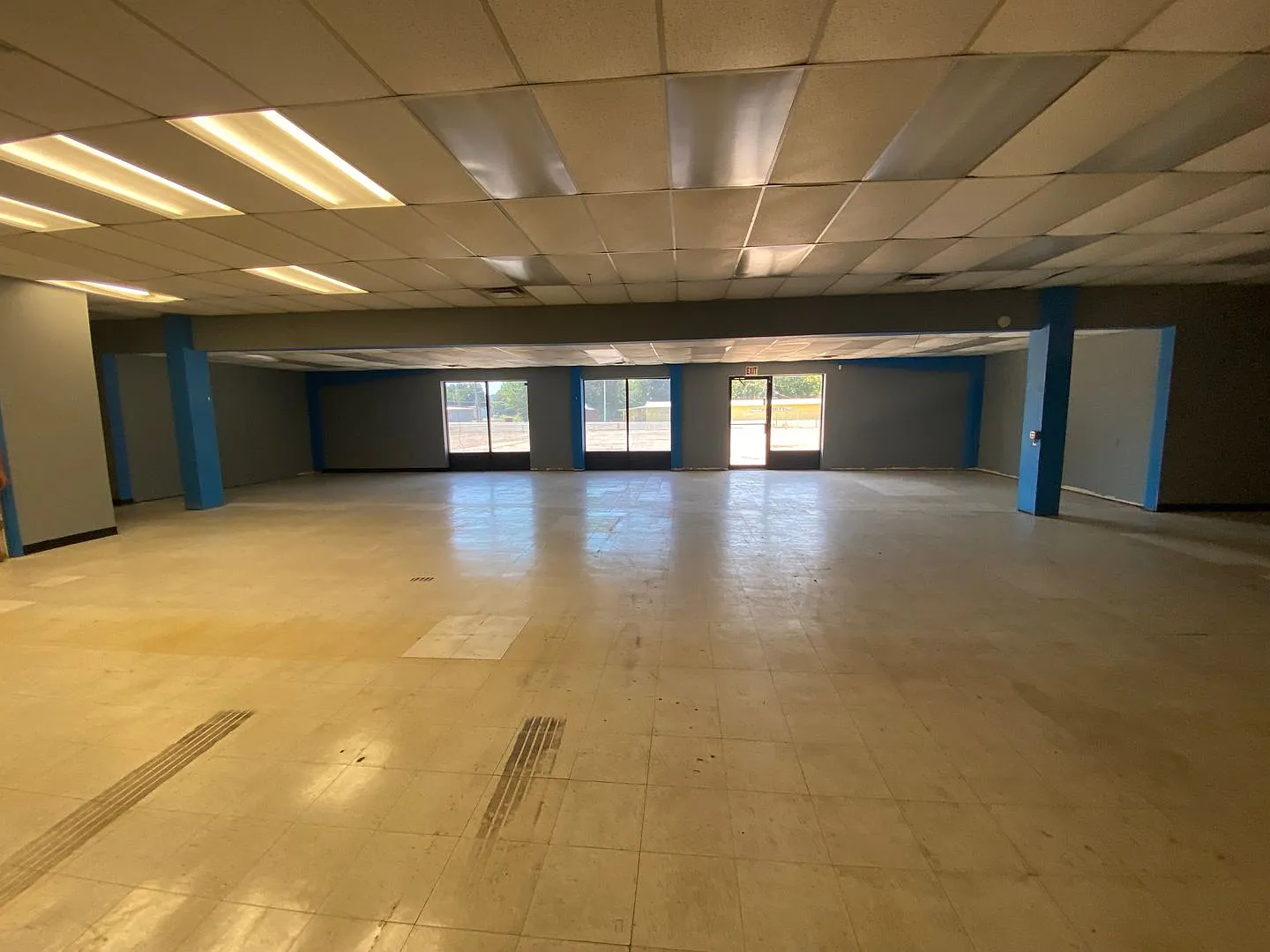 storage containers/ commercial building — Photo 2