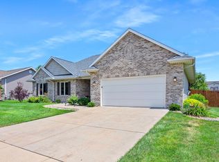 2214 Bracebridge Rd, Bloomington, IL 61705