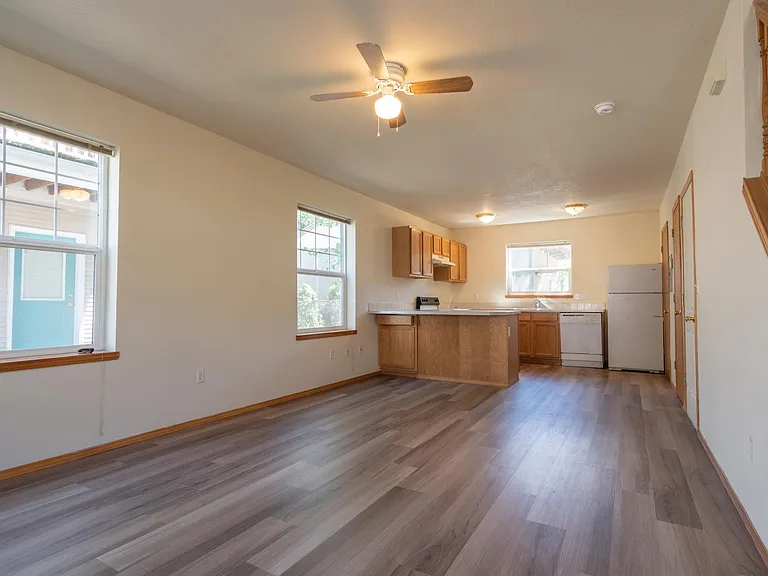 444 NE Stanton St #7 — Photo 2
