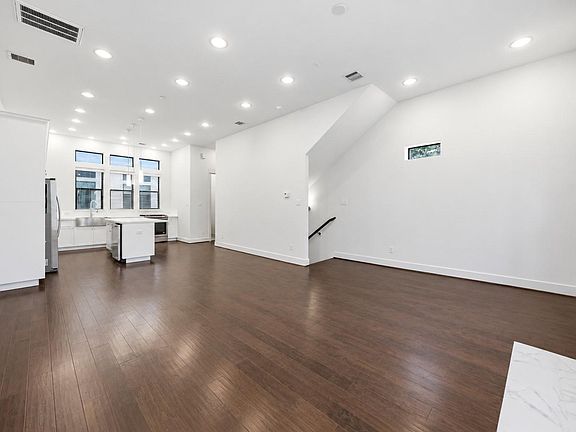 5th image of 2602 Polk St
