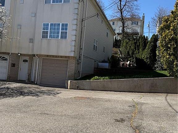 3rd image of 262 Ward Ave