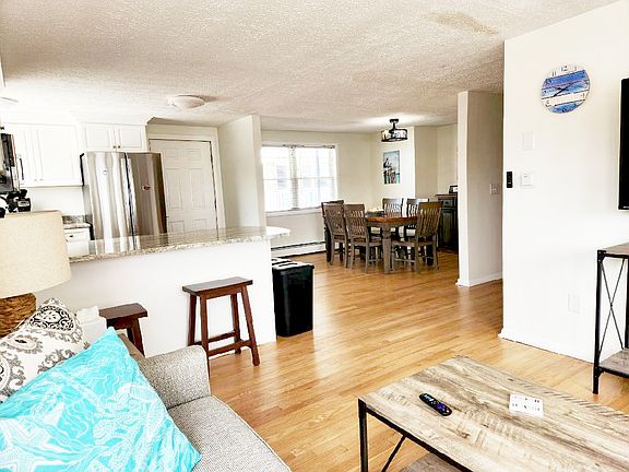 5th image of 72 E Grand Ave #100