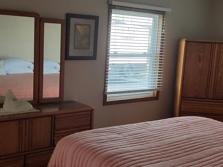 208 E Bayview Dr — Photo 11