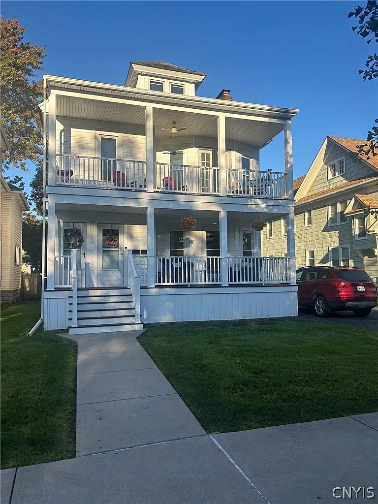 3 bed, 1.0 bath, 1400 sqft, $1,900 — Photo 1