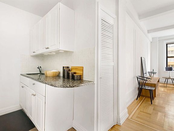 4th image of 20 W 72nd St #1002A