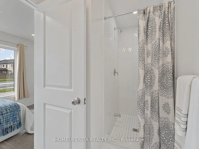 7 Holyrood Cres — Photo 10