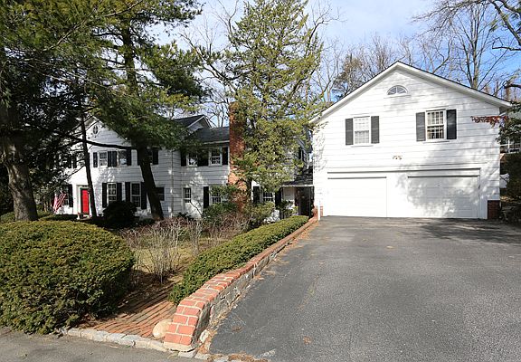 2nd image of 263 Manhasset Ave