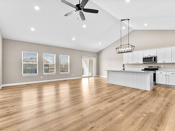 3rd image of 830 Applewood Creek Dr