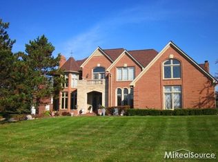 5835 Murfield Dr, Rochester, MI 48306