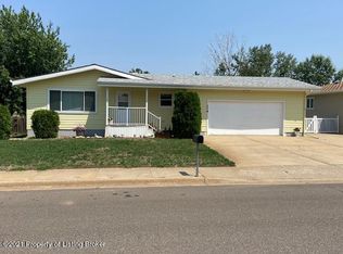 774 13th St W, Dickinson, ND 58601