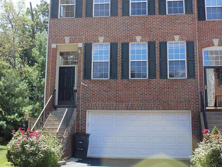 1729 Stuart Pointe Ln — Photo 1