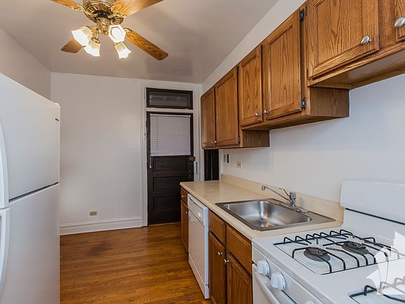 3rd image of 1909 W Larchmont Ave #102R