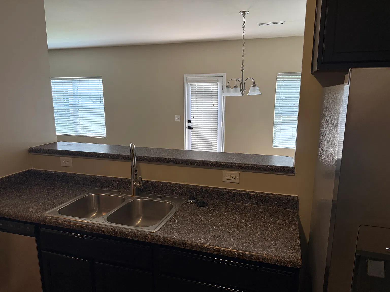 4 bed, 2.5 bath, 2049 sqft, $2,270 — Photo 3