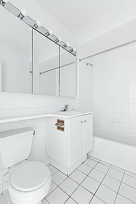 5th image of 160 W 22nd St APT 905