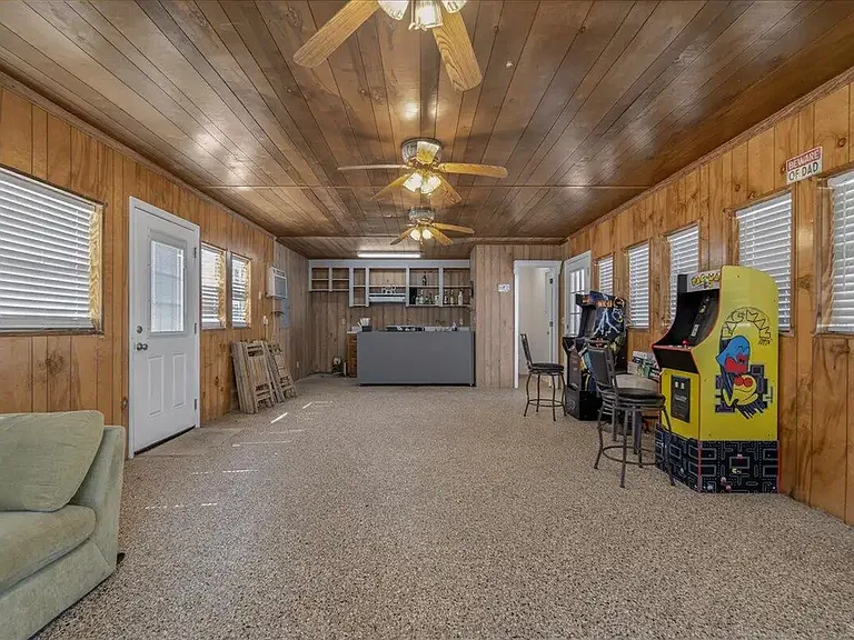 1032 Lynch Rd — Photo 32