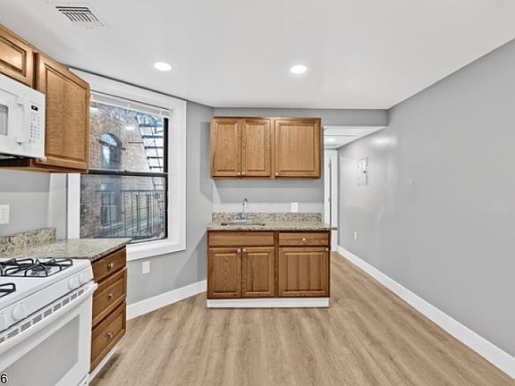 4th image of 220 3rd St APT 17