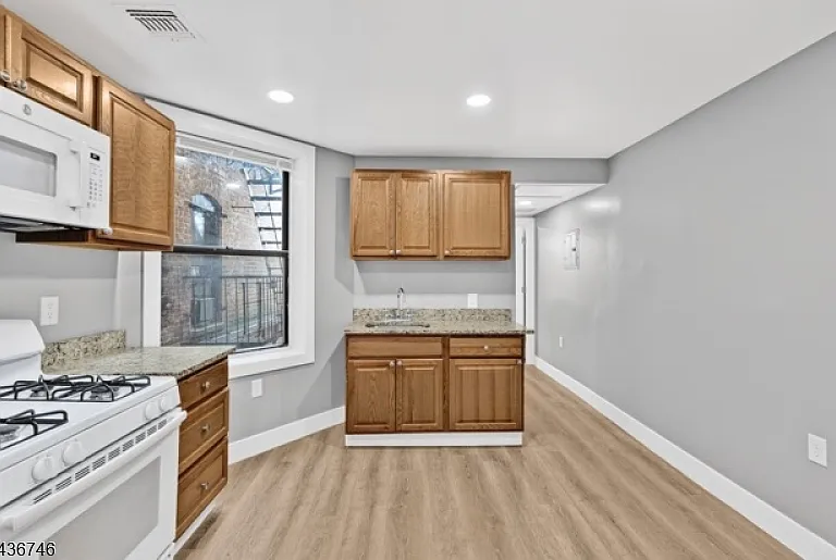220 3rd St #17 — Photo 4