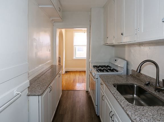 5th image of 546 W Surf St #21701S