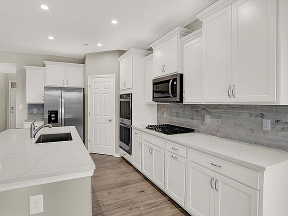 4th image of 797 Tuxedo Dr