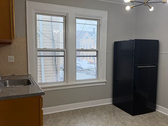 5th image of 17-19 Courtland St #1
