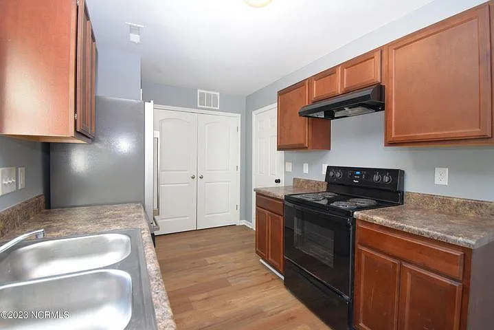 2302 Decorah Ct — Photo 6