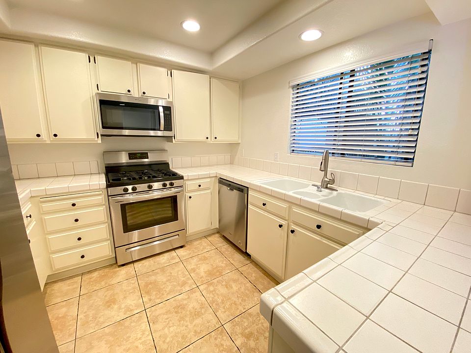 Bright kitchen w/ newer stainless appliances
