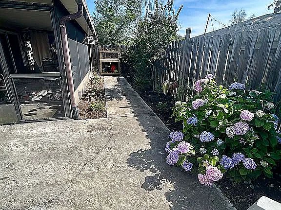 4th image of 2360 Ironstone Dr E