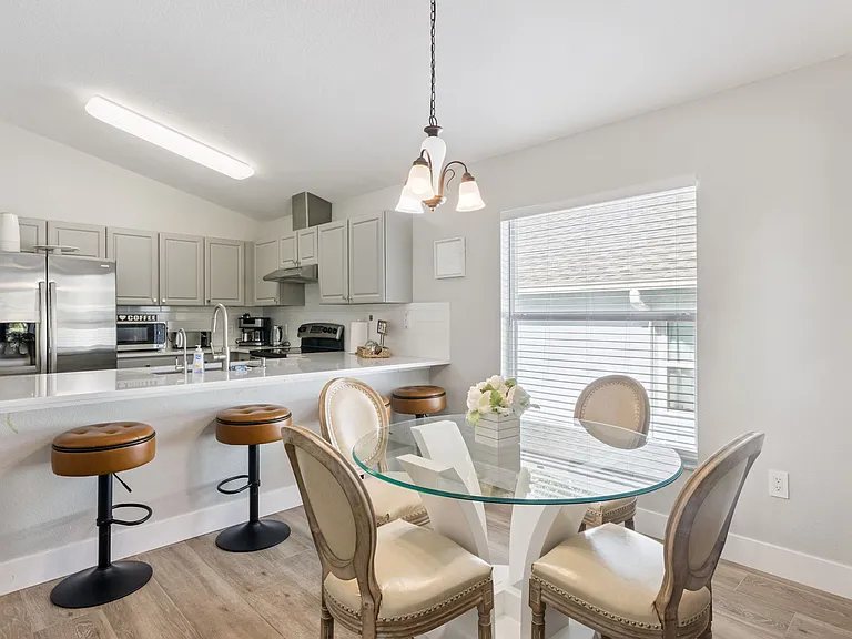 639 Kensington Dr — Photo 21