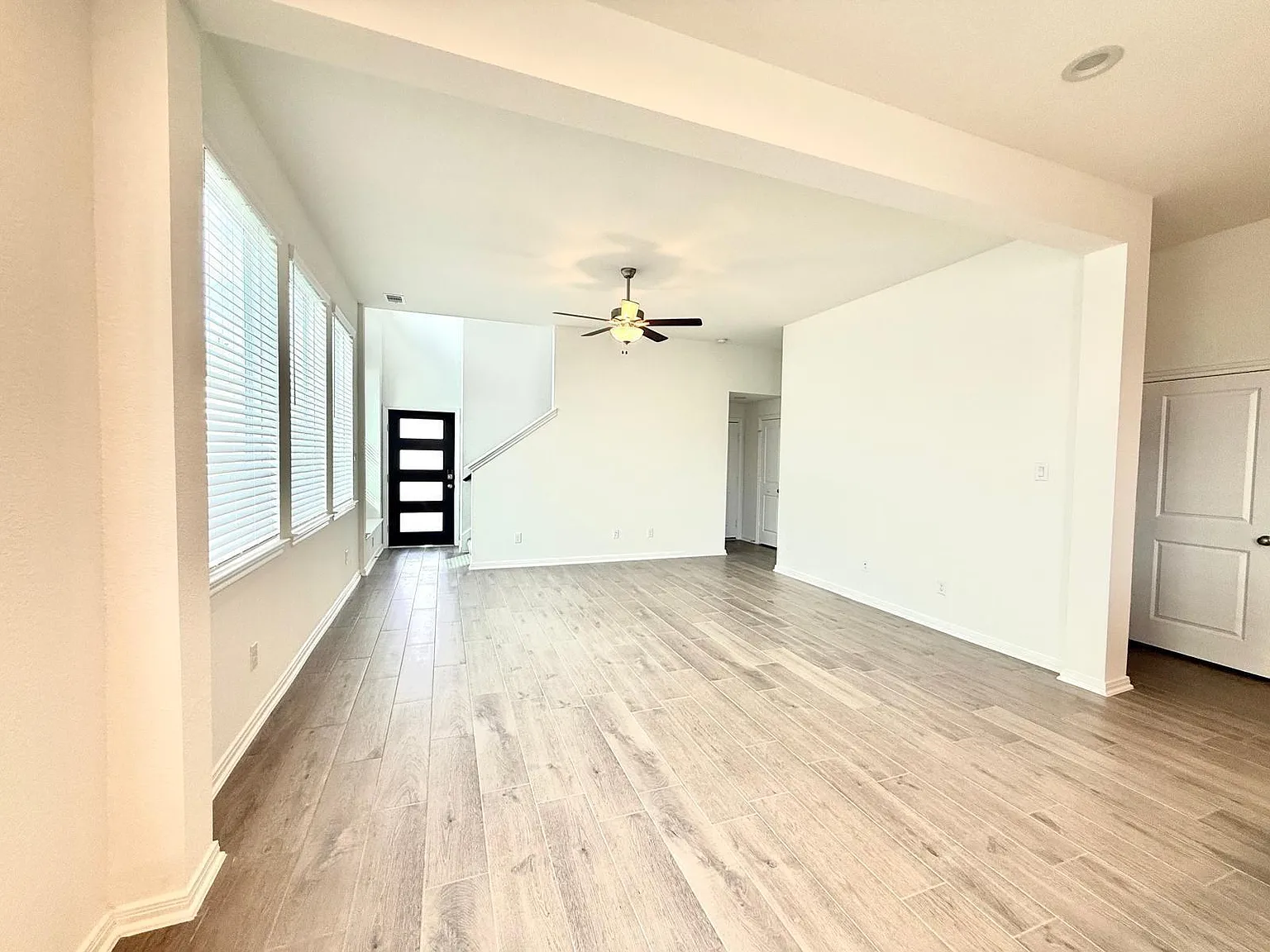 3 bed, 2.5 bath, 2104 sqft, $2,400 — Photo 3