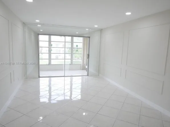 8891 Sunrise Lakes Blvd APT 308, Fort Lauderdale, FL 33322