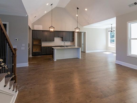3rd image of 5567 Pleasant Woods Dr