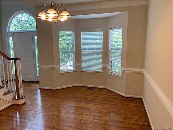 5th image of 6220 Rosebriar Ln