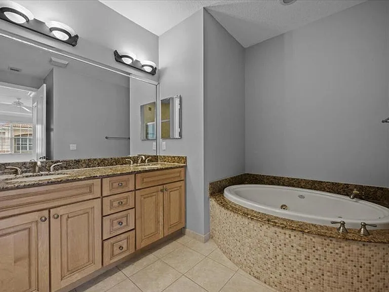 4902 Vine Cliff Way E — Photo 21