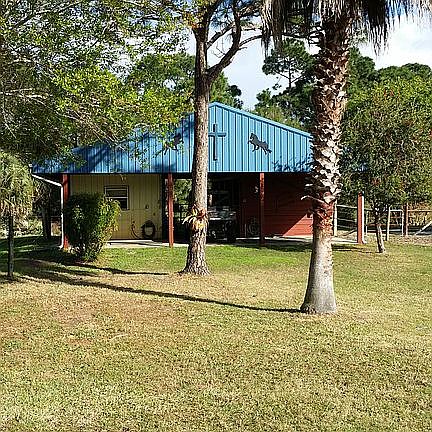 five stall barn with tack ro