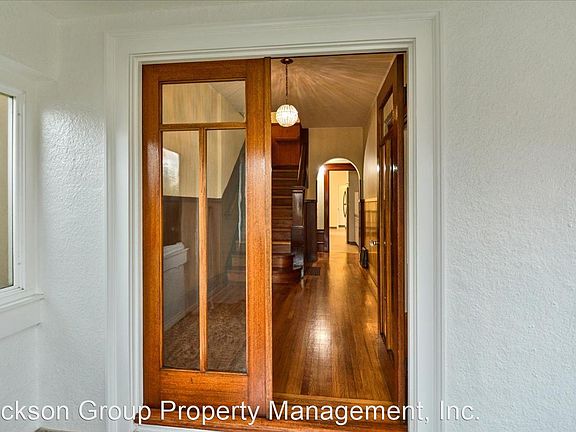 4th image of 261 Claremont Blvd