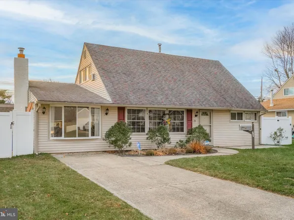 31 Conifer Rd, Levittown, PA 19057