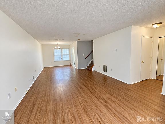 4th image of 29 Albury Way