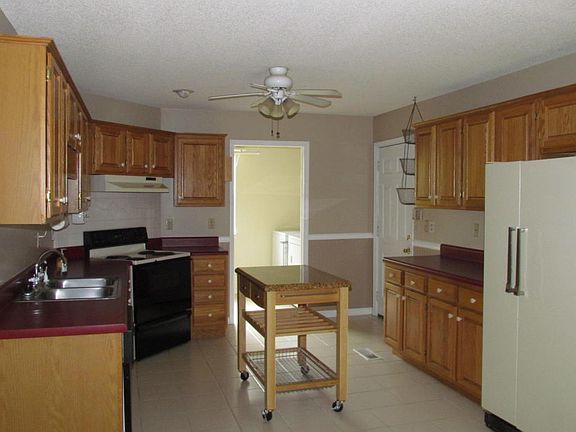4th image of 591 Lake View Dr