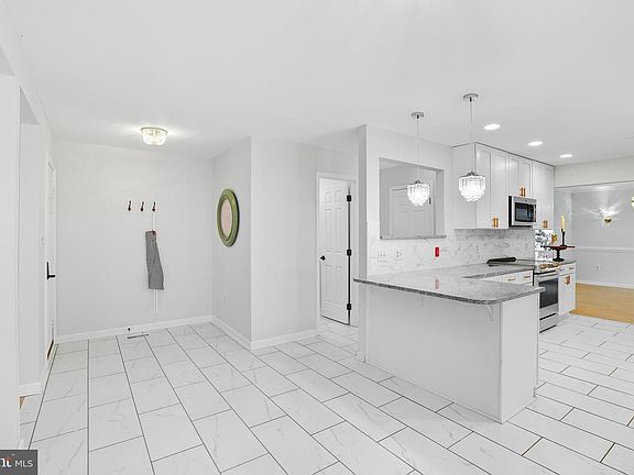 5th image of 428 Westside Station Dr
