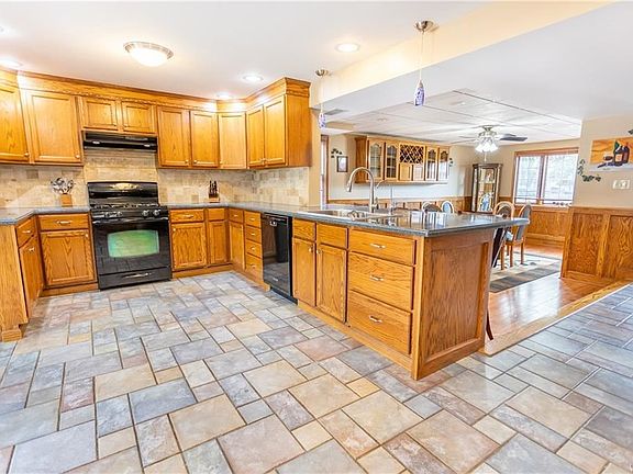 3rd image of 33 Claude Dr