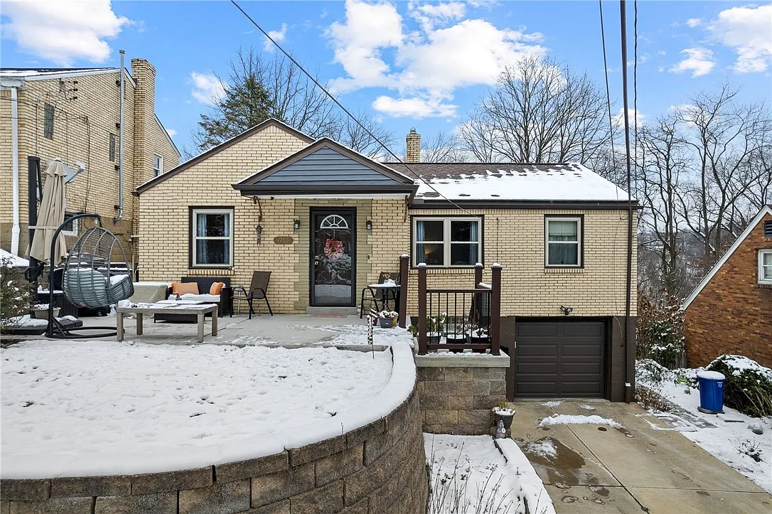 1755 Hallowell St photo 1