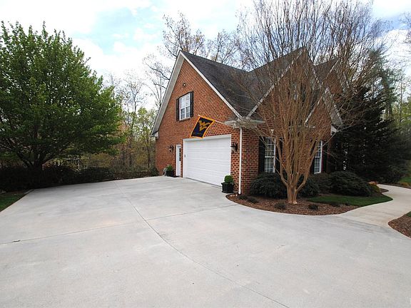 3rd image of 202 Earls Ct