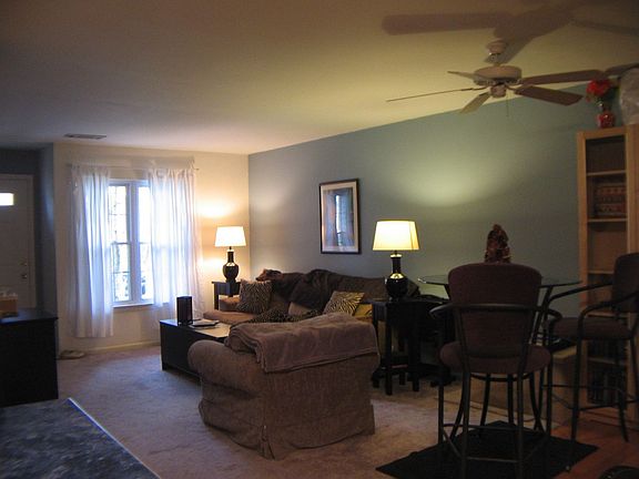 Full Livingroom w/ New Carpets