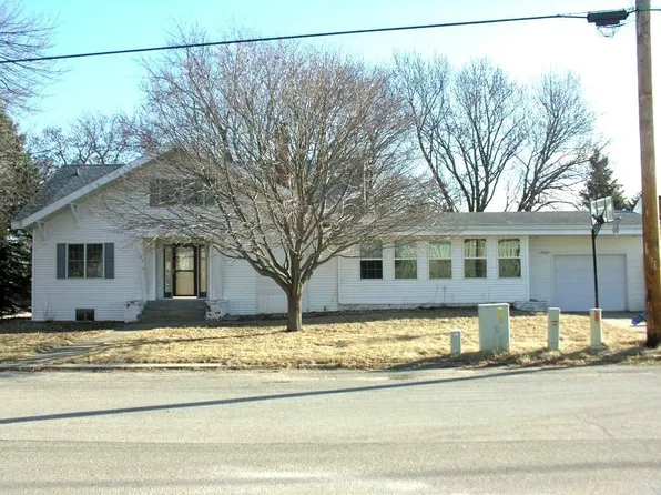 102 S Lawrence St, Stacyville, IA 50476
