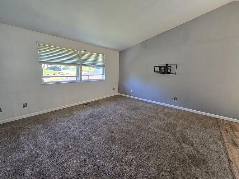 104 Ridgeview Dr — Photo 2