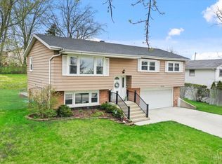 8932 S 85th Ct, Hickory Hills, IL 60457