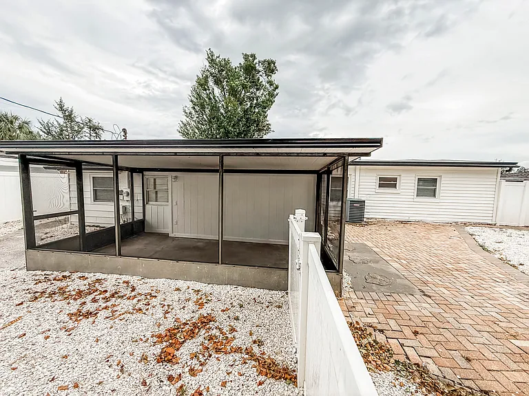 Cresthill Dr — Photo 8