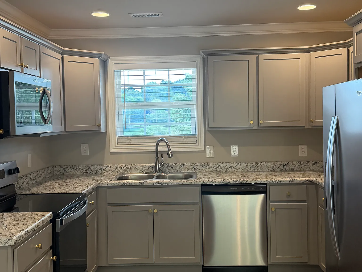 3 bed, 2.5 bath, 1505 sqft, $2,050 — Photo 4