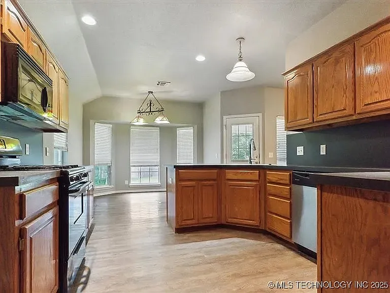 1021 W 117th St S — Photo 4