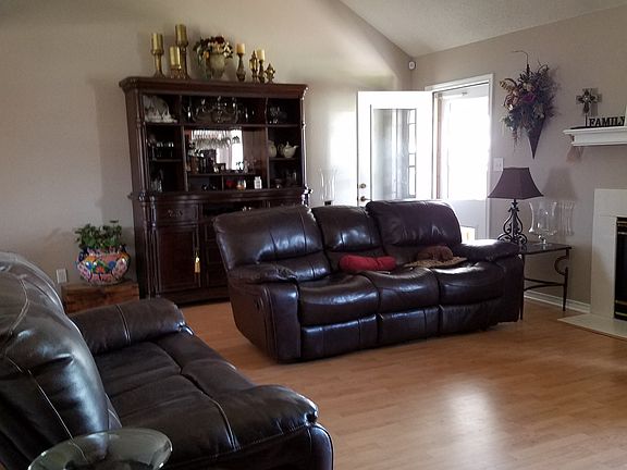 4th image of 817 Sugarbush Ln